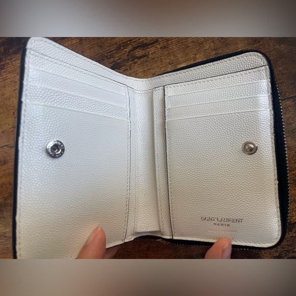 Bi-fold lip print wallet in grained leather - Picture 2 of 5